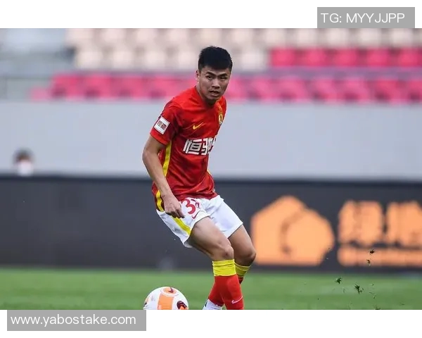 亚马尔尽管耻骨伤病未愈仍坚持训练展现顽强斗志