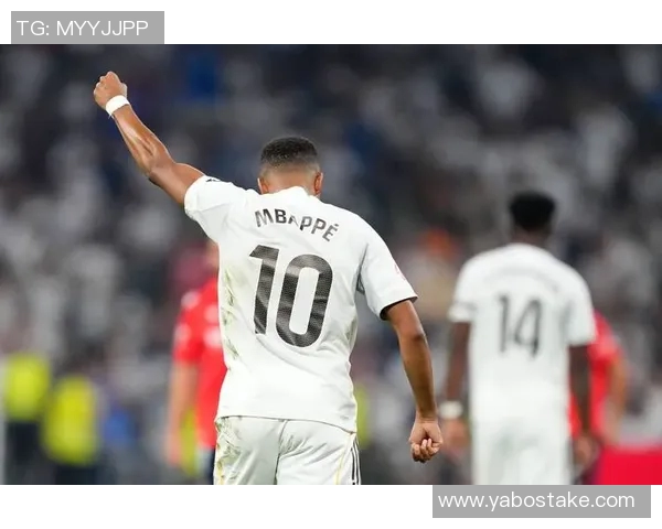 姆巴佩突入禁区遭对方侵犯却未获裁判判罚引发争议